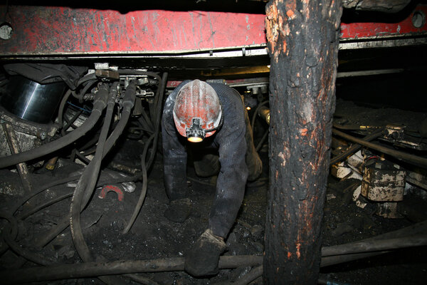 шахтёр в шахте
