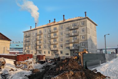 Modern ve yeni apartman kışın