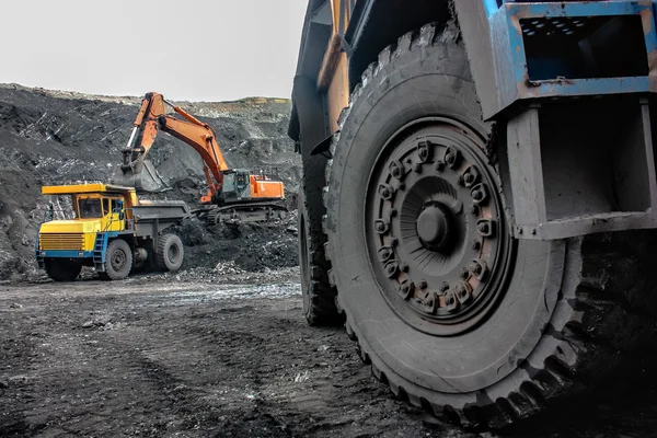 Grävmaskin laddar gruvdrift lastbil — Stockfoto