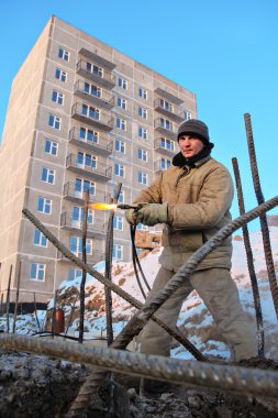 kaynak gerçekleştiren inşaat sahasında Oluşturucu