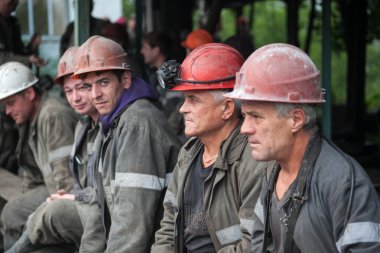 Belovo, Rusya 17 Temmuz 2015: madenciler beklentisiyle değişiminde göndermeden önce taşıma, çalışma