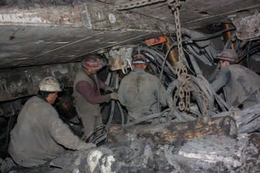 Belovo, Rusya 17 Temmuz 2015: Madenciler yapıları aşağıda yer madende yüklemesi