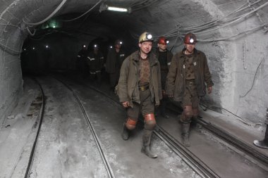 Belovo, Rusya 17 Temmuz 2015: Maden vardiyada otobüste madenciler yönlendirilir