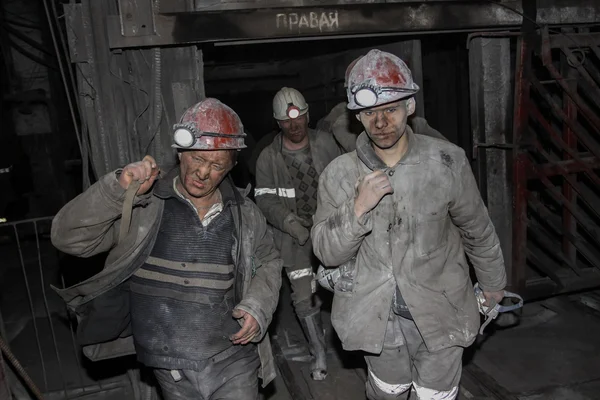 Belovo, Ρωσική Ομοσπονδία 17 Ιούλιος 2015: Ανθρακωρύχοι κατευθύνονται στην αλλαγή στο ορυχείο στο λεωφορείο — Φωτογραφία Αρχείου