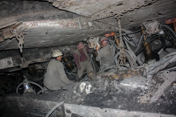 Biełowie, Rosja 17 lipca 2015: Górnicy wykonać montaż konstrukcji pod ziemią w kopalni — Zdjęcie stockowe