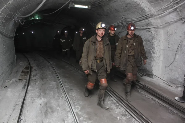 Biełowie, Rosja 17 lipca 2015: Górnicy są kierowane do zmiany w kopalni w autobusie — Zdjęcie stockowe