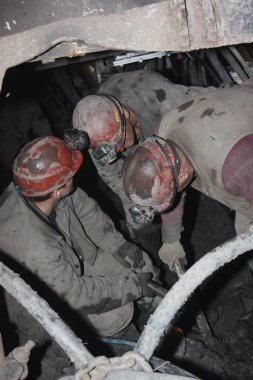 Belovo, Rusya 17 Temmuz 2015: Madenciler yapıları aşağıda yer madende yüklemesi