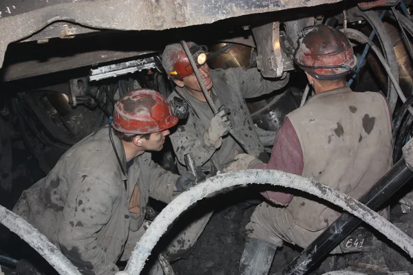 БЕЛОВО, РОССИЯ 17 июля 2015 г.: Шахтеры выполняют монтаж конструкций под землей в шахте — стоковое фото