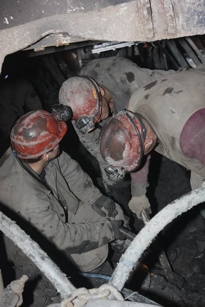 БЕЛОВО, РОССИЯ 17 июля 2015 г.: Шахтеры выполняют монтаж конструкций под землей в шахте — стоковое фото
