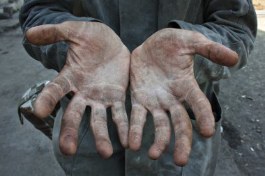 Kirli eller ile çalışan adam