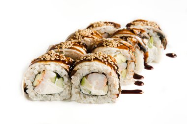 Tahtada soya sosuyla servis edilen balıklı rulo.