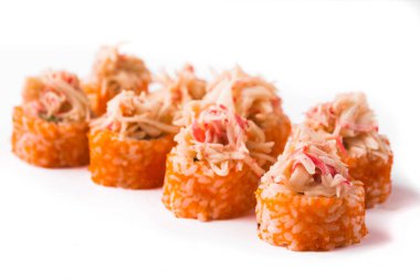 Tahtada soya sosuyla servis edilen balıklı rulo.