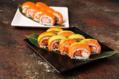 Tahtada soya sosuyla servis edilen balıklı rulo.