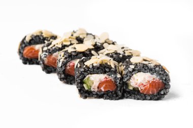 Tahtada soya sosuyla servis edilen balıklı rulo.