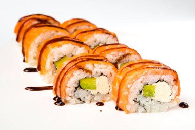 Tahtada soya sosuyla servis edilen balıklı rulo.