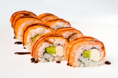 Tahtada soya sosuyla servis edilen balıklı rulo.