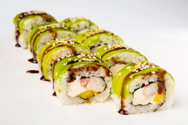 Tahtada soya sosuyla servis edilen balıklı rulo.