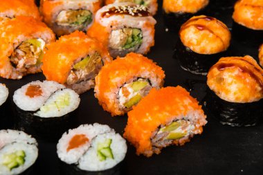 Tahtada soya sosuyla servis edilen balıklı rulo.