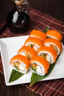 Tahtada soya sosuyla servis edilen balıklı rulo.