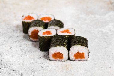 Tahtada soya sosuyla servis edilen balıklı rulo.