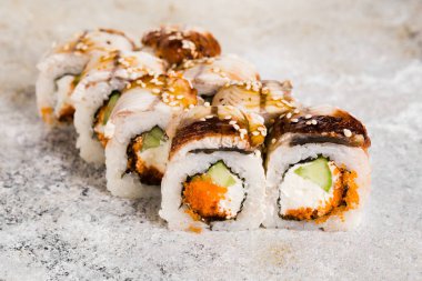 Tahtada soya sosuyla servis edilen balıklı rulo.