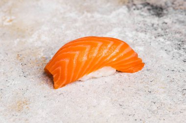 Tahtada soya sosuyla servis edilen balıklı rulo.