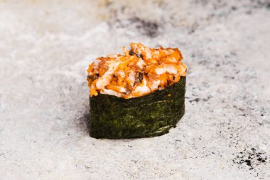 Tahtada soya sosuyla servis edilen balıklı rulo.