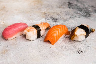 Tahtada soya sosuyla servis edilen balıklı rulo.