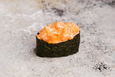 Tahtada soya sosuyla servis edilen balıklı rulo.