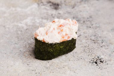 Tahtada soya sosuyla servis edilen balıklı rulo.