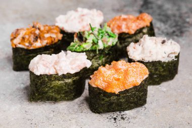 Tahtada soya sosuyla servis edilen balıklı rulo.