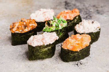 Tahtada soya sosuyla servis edilen balıklı rulo.