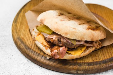 Doldurulmuş sulu hamburger, peynir, et