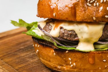 Doldurulmuş sulu hamburger, peynir, et