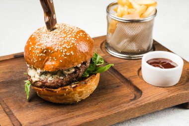 Doldurulmuş sulu hamburger, peynir, et