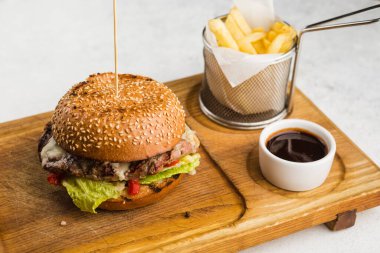 Doldurulmuş sulu hamburger, peynir, et