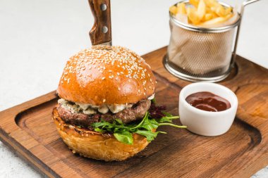 Doldurulmuş sulu hamburger, peynir, et