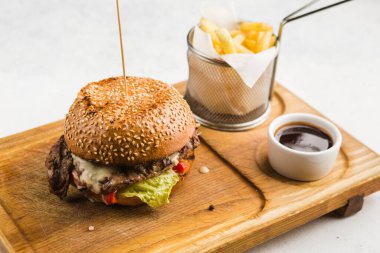 Doldurulmuş sulu hamburger, peynir, et