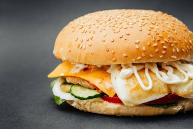 Doldurulmuş sulu hamburger, peynir, et