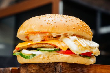 Doldurulmuş sulu hamburger, peynir, et