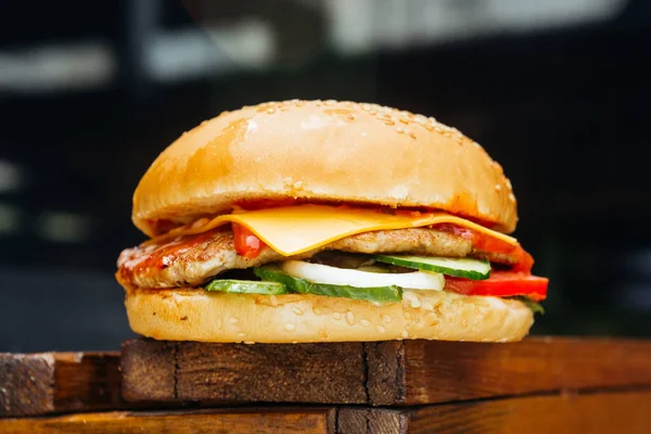 Hamburguesa Jugosa Con Relleno Queso Carne —  Fotos de Stock