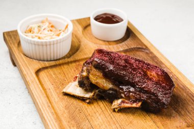 Izgara et ve sebze soslu restoran yemeği.