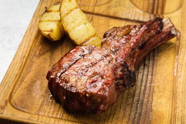 Izgara et ve sebze soslu restoran yemeği.