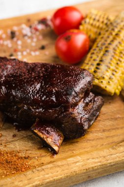 Izgara et ve sebze soslu restoran yemeği.