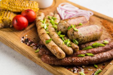 Izgara et ve sebze soslu restoran yemeği.