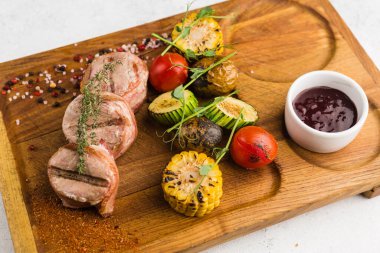 Izgara et ve sebze soslu restoran yemeği.