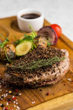 Izgara et ve sebze soslu restoran yemeği.