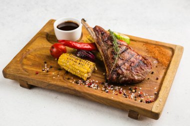 Izgara et ve sebze soslu restoran yemeği.