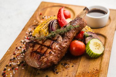 Izgara et ve sebze soslu restoran yemeği.