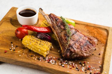 Izgara et ve sebze soslu restoran yemeği.